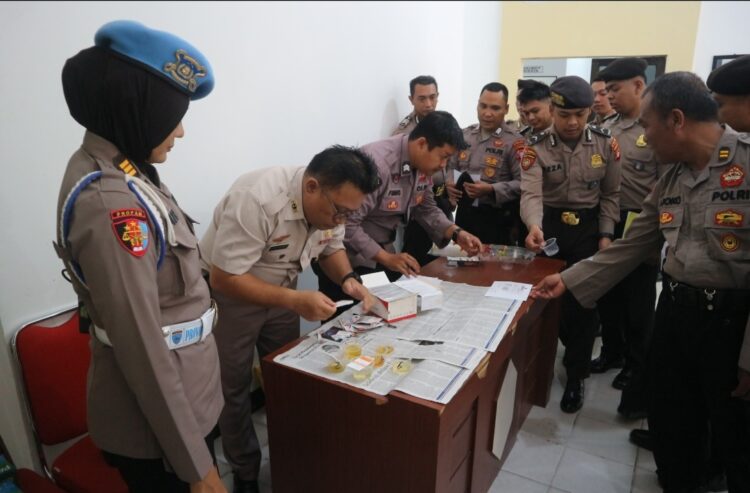 Personel Direktorat Pengamanan Objek Vital (Ditpamobvit) Polda Kalteng melaksanakan pemeriksaan urine secara mendadak, Rabu (31/7/2024).