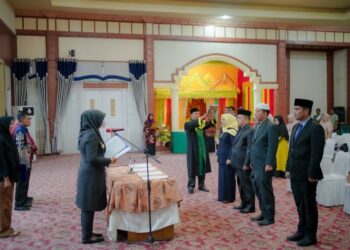 Penjabat (Pj) Bupati Nagan Raya, Aceh, Fitriany Farhas, AP., S.Sos., M.Si melantik dan mengambil sumpah/janji empat Pejabat Pimpinan Tinggi Pratama di Pendopo Bupati, Kompleks Perkantoran Suka Makmue, Kamis (1/8/2024) malam.