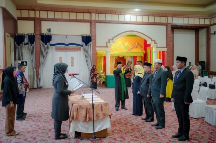 Penjabat (Pj) Bupati Nagan Raya, Aceh, Fitriany Farhas, AP., S.Sos., M.Si melantik dan mengambil sumpah/janji empat Pejabat Pimpinan Tinggi Pratama di Pendopo Bupati, Kompleks Perkantoran Suka Makmue, Kamis (1/8/2024) malam.