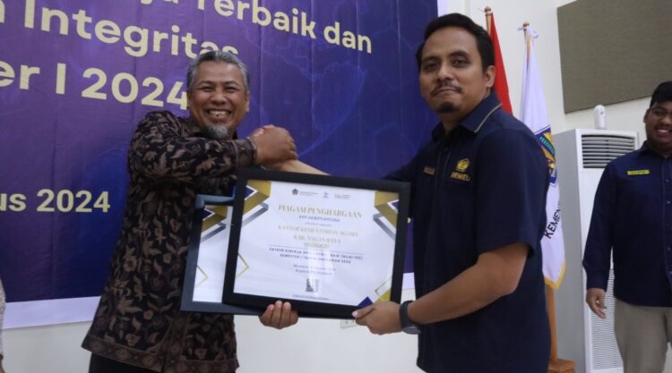 Kantor Kementerian Agama (Kemenag) Kabupaten Nagan Raya berhasil meraih penghargaan Indikator Kinerja Pelaksanaan Anggaran (IKPA) sangat baik (nilai 100) semester 1 tahun anggaran 2024 dari Kantor Pelayanan Perbendaharaan Negara (KPPN). Penghargaan tersebut diserahkan dalam Stakeholder Day dan penyerahan apresiasi kepada satuan kerja berkinerja terbaik periode semeseter 1 2024 yang digelar KPPN Tipe A1 Meulaboh pada 1 Agustus 2024.