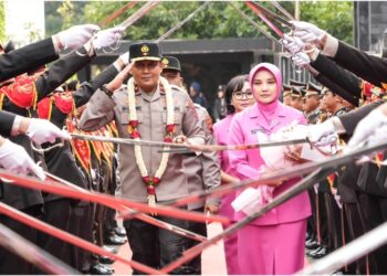 Polda Jateng menggelar acara Tradisi penyambutan Kapolda Jateng yang baru, Brigjen Pol Ribut Hari Wibowo, dengan tradisi pedang pora yang berlangsung dari pintu gerbang hingga lobi Mapolda Jateng. Acara penyambutan ini dipimpin oleh Wakapolda Jateng, Brigjen Pol Agus Suryo Nugroho, dan dihadiri oleh jajaran PJU Polda Jateng serta anggota Bhayangkari. Jumat (02/08/2024)