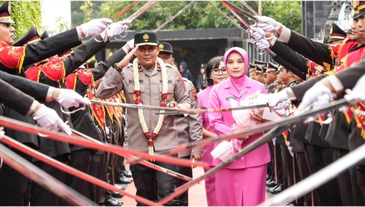 Polda Jateng menggelar acara Tradisi penyambutan Kapolda Jateng yang baru, Brigjen Pol Ribut Hari Wibowo, dengan tradisi pedang pora yang berlangsung dari pintu gerbang hingga lobi Mapolda Jateng. Acara penyambutan ini dipimpin oleh Wakapolda Jateng, Brigjen Pol Agus Suryo Nugroho, dan dihadiri oleh jajaran PJU Polda Jateng serta anggota Bhayangkari. Jumat (02/08/2024)