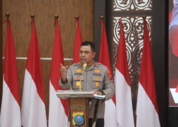 BERI ARAHAN: Kapolda Sumut, Irjen Pol Whisnu Hermawan Februanto memberikan arahan pada rapat perdana, Senin (5//8/2024) di Aula Tribrata Mapolda Sumut. (Foto Dok/ Polda Sumut)