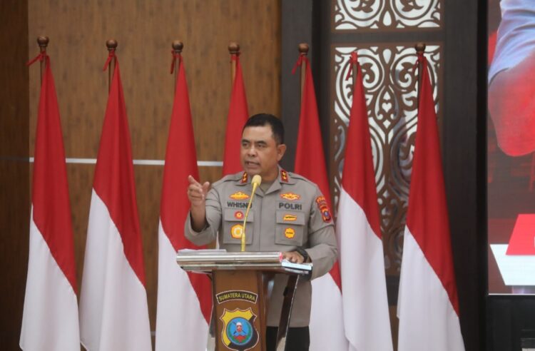 BERI ARAHAN: Kapolda Sumut, Irjen Pol Whisnu Hermawan Februanto memberikan arahan pada rapat perdana, Senin (5//8/2024) di Aula Tribrata Mapolda Sumut. (Foto Dok/ Polda Sumut)
