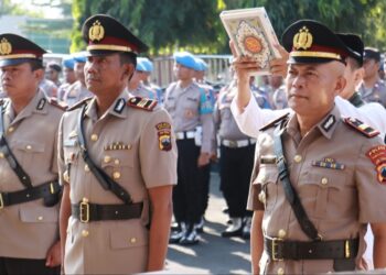 Polres Purbalingga menggelar upacara serah terima jabatan (Sertijab) Kasat Reserse Narkoba dan Kapolsek Padamara. Upacara dilaksanakan di halaman Mapolres Purbalingga, Selasa (6/8/2024) pagi.