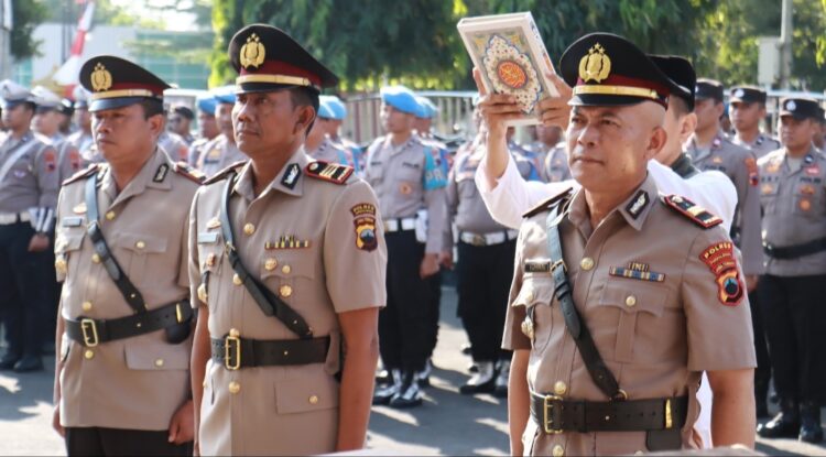 Polres Purbalingga menggelar upacara serah terima jabatan (Sertijab) Kasat Reserse Narkoba dan Kapolsek Padamara. Upacara dilaksanakan di halaman Mapolres Purbalingga, Selasa (6/8/2024) pagi.