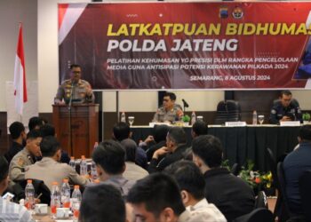 Bidang Hubungan Masyarakat (Bid Humas) Polda Jateng berkomitmen untuk semakin mendekatkan diri kepada masyarakat. Upaya ini diwujudkan melalui pelatihan yang diberikan kepada personel Humas di jajaran Polda Jateng, bertajuk Latihan Peningkatan Kemampuan (Latkatpuan), yang diselenggarakan di Ballroom Hotel Muria Semarang, Kamis (8/8/2024).