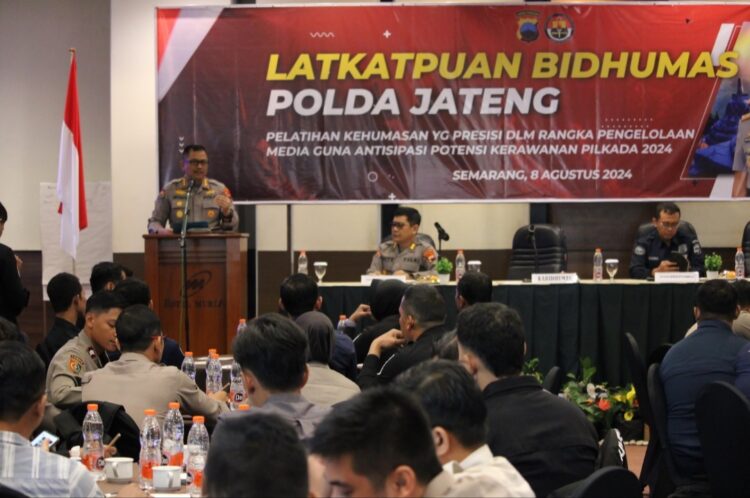 Bidang Hubungan Masyarakat (Bid Humas) Polda Jateng berkomitmen untuk semakin mendekatkan diri kepada masyarakat. Upaya ini diwujudkan melalui pelatihan yang diberikan kepada personel Humas di jajaran Polda Jateng, bertajuk Latihan Peningkatan Kemampuan (Latkatpuan), yang diselenggarakan di Ballroom Hotel Muria Semarang, Kamis (8/8/2024).