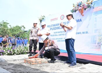 Kapolri Jenderal Polisi Drs. Listyo Sigit Prabowo, M.Si melaksanakan kegiatan peletakan batu pertama pembangunan gedung Pusdiklat Konfederasi Serikat Pekerja Seluruh Asean Trade Union Council (KSPSI ATUC) di Jln. Raya Waduk Jatiluhur Kp. Sukahurip RT 008 RW 005 Desa Jatiluhur Kec. Jatiluhur Kab. Purwakarta. Rabu (7/08/2024).