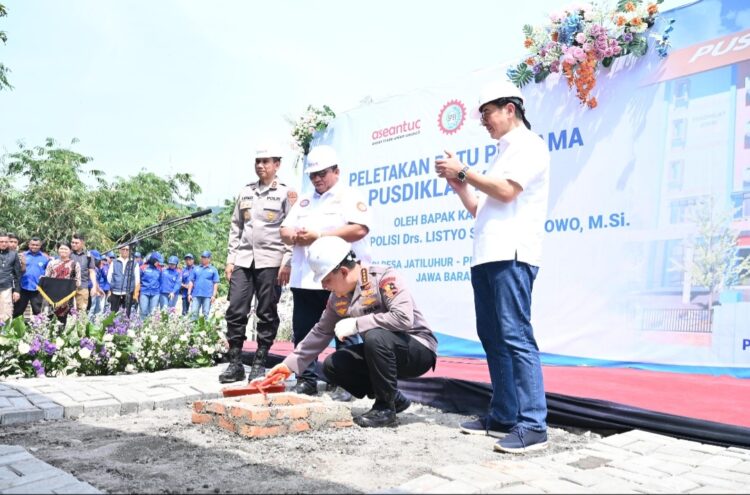 Kapolri Jenderal Polisi Drs. Listyo Sigit Prabowo, M.Si melaksanakan kegiatan peletakan batu pertama pembangunan gedung Pusdiklat Konfederasi Serikat Pekerja Seluruh Asean Trade Union Council (KSPSI ATUC) di Jln. Raya Waduk Jatiluhur Kp. Sukahurip RT 008 RW 005 Desa Jatiluhur Kec. Jatiluhur Kab. Purwakarta. Rabu (7/08/2024).