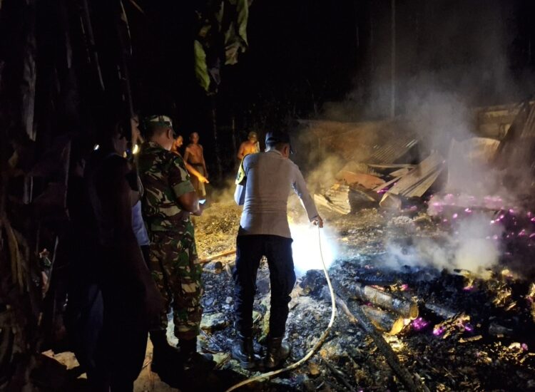 Rumah berkontruksi kayu milik Fitriani, 32 tahun di Dusun Alue Mane Gampong Bantan Kecamatan Cot Girek, Aceh Utara musnah terbakar pada Jumat dini hari (9/8/2024) pukul 2.30 waktu setempat. Dalam peristiwa ini tiga anak tewas terpanggang di dalam rumah.