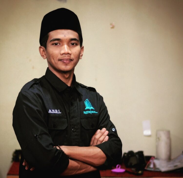 Andi Fazil (Mahasantri Ma'had Aly Darul Munawwarah Kuta Krueng., Alumni Pelatihan Jurnalistik Dinas Dayah Aceh Tahun 2021).