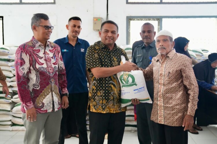 Penyaluran bantuan pangan beras kepada masyarakat penerima manfaat yang berlangsung kantor Pos Kota Sabang itu turut disaksikan langsung oleh Pj Wali Kota Sabang Andri Nourman, Kamis (15/8).