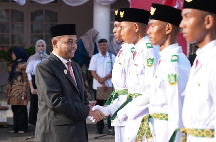 Penjabat (Pj) Wali Kota Sabang Andri Nourman mengukuhkan 30 orang anggota Pasukan Pengibar Bendera Pusaka (Paskibraka), yang akan bertugas pada Upacara Hari Ulang Tahun (HUT) Kemerdekaan Republik Indonesia Ke-79 Tahun 2024. Pengukuhan dan tanda bhakti Paskibraka merupakan agenda rutin yang dilaksanakan setiap tahun. Pemerintah Kota Sabang menyelenggarakan tersebut di Halaman Pendopo Wali Kota Sabang, Kamis (15/8/24).