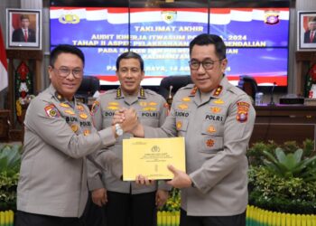 Kapolda Kalteng Irjen Pol Drs. Djoko Poerwanto, saat memimpin taklimat akhir audit kinerja tahap II aspek pelaksanaan dan pengendalian dari Itwasum Polri, di Aula Arya Dharma, Mapolda setempat, (15/8/24).