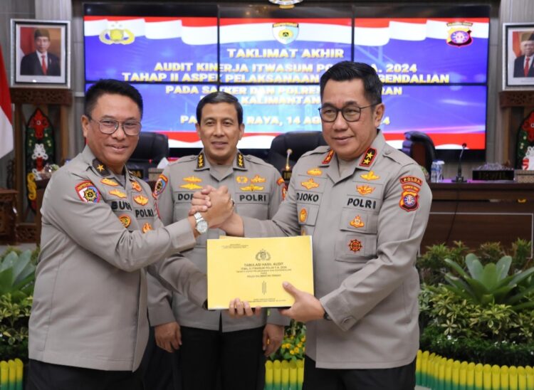 Kapolda Kalteng Irjen Pol Drs. Djoko Poerwanto, saat memimpin taklimat akhir audit kinerja tahap II aspek pelaksanaan dan pengendalian dari Itwasum Polri, di Aula Arya Dharma, Mapolda setempat, (15/8/24).