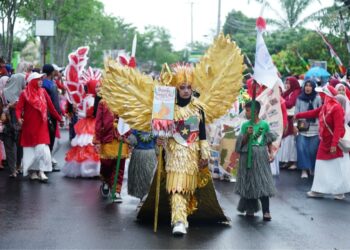 Pawai Karnaval yang melibatkan ribuan pelajar dari berbagai jenjang pendidikan, mulai dari PAUD hingga SMA/SMK. Acara pawai karnaval ini dilepas langsung oleh Penjabat (Pj) Bupati Nagan Raya, Fitriany Farhas, di halaman Kantor Camat Kuala pada hari Jumat, 16 Agustus 2024 sore.