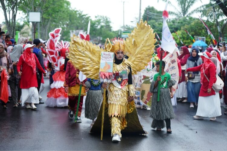 Pawai Karnaval yang melibatkan ribuan pelajar dari berbagai jenjang pendidikan, mulai dari PAUD hingga SMA/SMK. Acara pawai karnaval ini dilepas langsung oleh Penjabat (Pj) Bupati Nagan Raya, Fitriany Farhas, di halaman Kantor Camat Kuala pada hari Jumat, 16 Agustus 2024 sore.