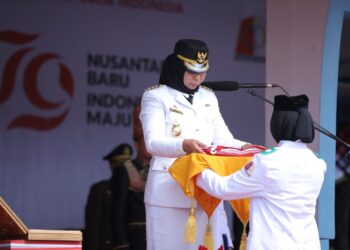 Penjabat (Pj) Bupati Nagan Raya Fitriany Farhas, bertindak sebagai inspektur upacara yang berlangsung khidmat di Alun-alun Suka Makmue, Sabtu (17/8/2024).