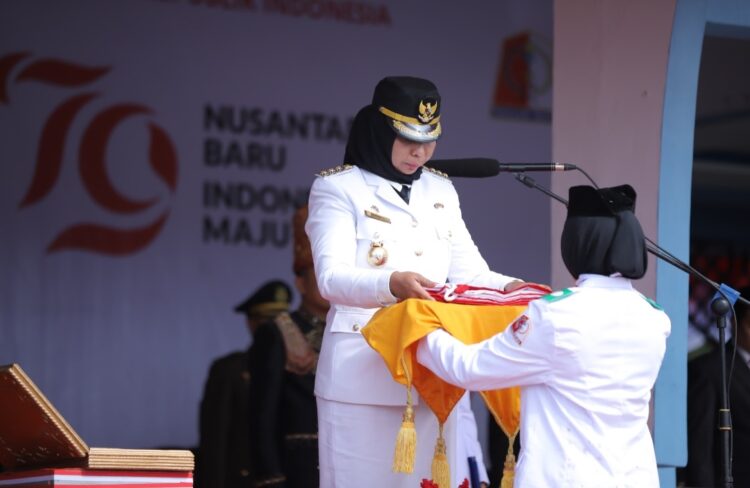 Penjabat (Pj) Bupati Nagan Raya Fitriany Farhas, bertindak sebagai inspektur upacara yang berlangsung khidmat di Alun-alun Suka Makmue, Sabtu (17/8/2024).