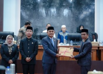 Dewan Perwakilan Rakyat Kabupaten (DPRK) Nagan Raya secara resmi mengesahkan Rancangan Qanun tentang Perubahan Anggaran Pendapatan dan Belanja Kabupaten (APBK) Nagan Raya Tahun Anggaran 2024 dalam Rapat Paripurna Ke-4 Masa Persidangan II yang berlangsung di Ruang Sidang Utama Gedung DPRK, Kompleks Perkantoran Suka Makmue, pada Jum'at (23/8/2024).