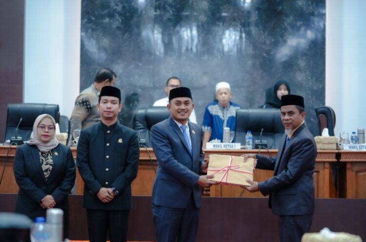 Dewan Perwakilan Rakyat Kabupaten (DPRK) Nagan Raya secara resmi mengesahkan Rancangan Qanun tentang Perubahan Anggaran Pendapatan dan Belanja Kabupaten (APBK) Nagan Raya Tahun Anggaran 2024 dalam Rapat Paripurna Ke-4 Masa Persidangan II yang berlangsung di Ruang Sidang Utama Gedung DPRK, Kompleks Perkantoran Suka Makmue, pada Jum'at (23/8/2024).