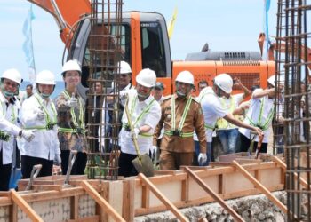 Menteri Kelautan dan Perikanan (KKP) Sakti Wahyu Trenggono meresmikan atau groundbreaking Pelabuhan Perikanan Sentra Kelautan dan Perikanan Terpadu (SKPT) di Gampong Ie Meulee, Kota Sabang. Pada kegiatan yang berlangsung pada Senin (26/8) tersebut, Menteri KKP turut didampingi oleh Penjabat (Pj) Gubernur Aceh Safrizal dan Penjabat (Pj) Wali Kota Sabang Andri Nourman.