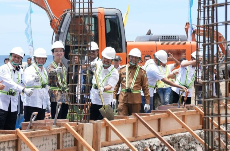 Menteri Kelautan dan Perikanan (KKP) Sakti Wahyu Trenggono meresmikan atau groundbreaking Pelabuhan Perikanan Sentra Kelautan dan Perikanan Terpadu (SKPT) di Gampong Ie Meulee, Kota Sabang. Pada kegiatan yang berlangsung pada Senin (26/8) tersebut, Menteri KKP turut didampingi oleh Penjabat (Pj) Gubernur Aceh Safrizal dan Penjabat (Pj) Wali Kota Sabang Andri Nourman.