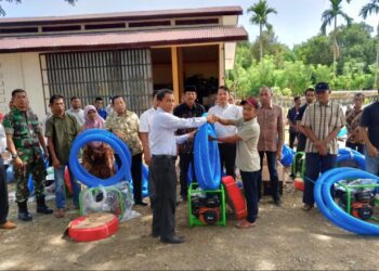 Bantuan tersebut diserahkan secara simbolis oleh Penjabat (Pj) Bupati Nagan Raya, Fitriany Farhas diwakili Sekretaris Daerah (Sekda) Ardimartha pada Kamis (29/8/2024) di halaman Dinas Pertanian dan Peternakan, Kompleks Perkantoran Suka Makmue.