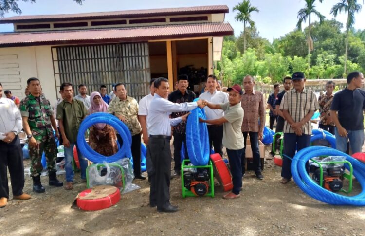 Bantuan tersebut diserahkan secara simbolis oleh Penjabat (Pj) Bupati Nagan Raya, Fitriany Farhas diwakili Sekretaris Daerah (Sekda) Ardimartha pada Kamis (29/8/2024) di halaman Dinas Pertanian dan Peternakan, Kompleks Perkantoran Suka Makmue.