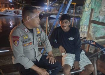 personel Polsek Tuminting melaksanakan kegiatan sambang warga secara intensif pada malam hari. Kegiatan ini bertujuan untuk menjalin komunikasi yang lebih baik dengan masyarakat serta memberikan rasa aman kepada warga yang tengah beraktivitas malam, Selasa (20/8/2024).