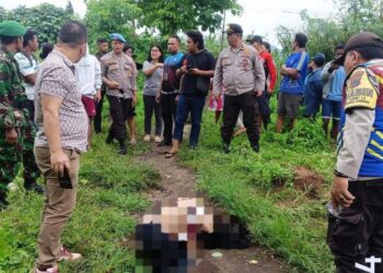 Kepolisian Sektor (Polsek) Mapanget bergerak cepat setelah penemuan mayat seorang laki-laki di Kelurahan Kima Atas, Kecamatan Mapanget, pagi tadi. Sekitar pukul 08.00 WITA, warga setempat menemukan jasad pria di tengah jalan yang mengarah ke kebun. Jumat (30/8/2024).