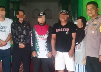 Bhabinkamtibmas Polsek Tuminting, Bripka Ahmad Syarifudin, kembali menunjukkan komitmennya dalam menjaga ketertiban dan keamanan di wilayah binaannya. Pada Jumat (30/8/2024) , Bhabinkamtibmas Polsek Tuminting berhasil menyelesaikan permasalahan antarwarga di Kelurahan Tuminting dengan pendekatan yang humanis dan solutif.