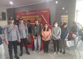 Pengamanan ketat dilakukan oleh Polres Samosir terhadap bakal calon Bupati dan Wakil Bupati Kabupaten Samosir yang sedang menjalani tahapan pemeriksaan kesehatan di RSUP H. Adam Malik, Kota Medan. Team pengamanan yang dipimpin oleh IPDA Hendri Siagian dan terdiri dari empat personel Polres Samosir tersebut, mengawal dua pasangan calon dalam Pelaksanaan Tahapan Pilkada Serentak 2024. Sabtu, (31/08/2024).