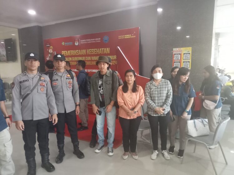 Pengamanan ketat dilakukan oleh Polres Samosir terhadap bakal calon Bupati dan Wakil Bupati Kabupaten Samosir yang sedang menjalani tahapan pemeriksaan kesehatan di RSUP H. Adam Malik, Kota Medan. Team pengamanan yang dipimpin oleh IPDA Hendri Siagian dan terdiri dari empat personel Polres Samosir tersebut, mengawal dua pasangan calon dalam Pelaksanaan Tahapan Pilkada Serentak 2024. Sabtu, (31/08/2024).