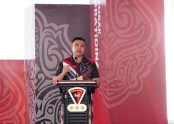 BERI SAMBUTAN: Kapolda Sumatera Utara Irjen. Pol. Whisnu Hermawan F, S.IK., M.H., memberi sambutan pada pembukaan North Sumatera Shooting Championship Kapolda CUP 2024 di Lapangan Tembak Gineung Pratidina, Mako Satuan Brimob Polda Sumut, Sabtu (31/08/2024). (Foto Dok/ Polda Sumut)