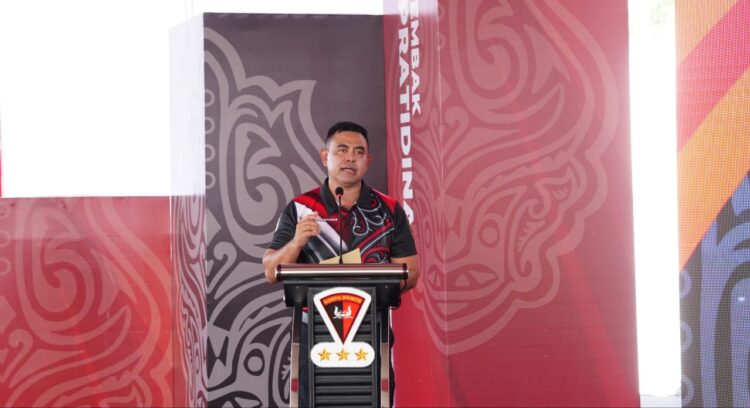 BERI SAMBUTAN: Kapolda Sumatera Utara Irjen. Pol. Whisnu Hermawan F, S.IK., M.H., memberi sambutan pada pembukaan North Sumatera Shooting Championship Kapolda CUP 2024 di Lapangan Tembak Gineung Pratidina, Mako Satuan Brimob Polda Sumut, Sabtu (31/08/2024). (Foto Dok/ Polda Sumut)