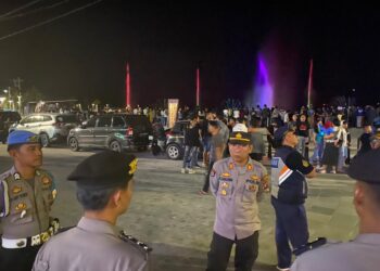 Polres Samosir melaksanakan serangkaian kegiatan pencegahan gangguan keamanan, Pengawalan dan pengamanan guna menciptakan suasana aman dan nyaman di wilayah hukumnya. Kegiatan ini melibatkan personel Polres Samosir dan jajaran Polsek dalam rangkaian patroli Cipta Kondisi pada malam minggu, dilanjutkan dengan pengamanan berbagai kegiatan masyarakat di hari Minggu. (01/09/2024)