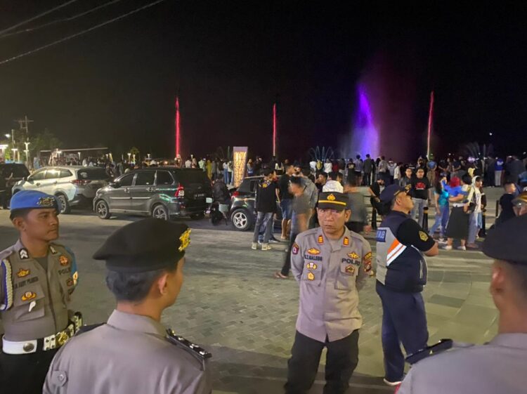 Polres Samosir melaksanakan serangkaian kegiatan pencegahan gangguan keamanan, Pengawalan dan pengamanan guna menciptakan suasana aman dan nyaman di wilayah hukumnya. Kegiatan ini melibatkan personel Polres Samosir dan jajaran Polsek dalam rangkaian patroli Cipta Kondisi pada malam minggu, dilanjutkan dengan pengamanan berbagai kegiatan masyarakat di hari Minggu. (01/09/2024)