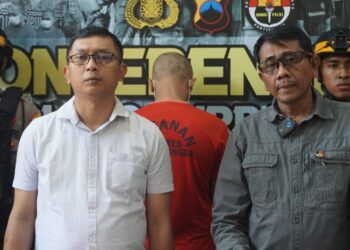 Polres Purbalingga memproses hukum terduga penjual obat terlarang yang ditangkap warga di sebuah kios Desa Karangsari, Kecamatan Karangmoncol, Kabupaten PurbaIingga. Hal itu terungkap saat digelar konferensi pers di Mapolres Purbalingga, Senin (2/9/2024).