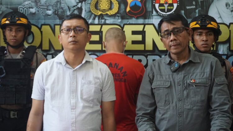 Polres Purbalingga memproses hukum terduga penjual obat terlarang yang ditangkap warga di sebuah kios Desa Karangsari, Kecamatan Karangmoncol, Kabupaten PurbaIingga. Hal itu terungkap saat digelar konferensi pers di Mapolres Purbalingga, Senin (2/9/2024).