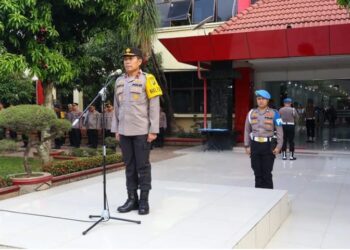 PIMPIN APEL: Wakapolda Sumut Brigjen Pol. Rony Samtana, S.IK., M.T.C.P. memimpin apel di Lapangan KS Tubun Mapolda Sumut, Senin (2/9/2024). (Foto Dok/ Polda Sumut)