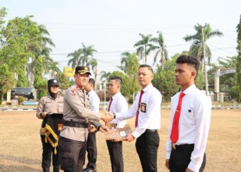 Polres Ogan Ilir menggelar upacara penghargaan kepada sejumlah personel yang berprestasi dalam mengungkap kasus tindak pidana di wilayah hukumnya. Acara yang berlangsung di Lapangan Utama Polres Ogan Ilir pada pukul 08.00 WIB ini dihadiri oleh seluruh Pejabat Utama (PJU) dan jajaran personel Polres Ogan Ilir.