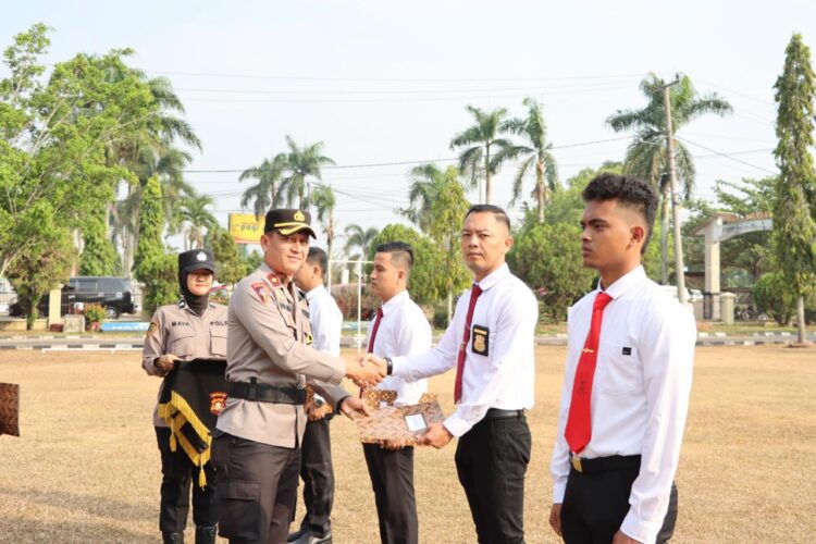 Polres Ogan Ilir menggelar upacara penghargaan kepada sejumlah personel yang berprestasi dalam mengungkap kasus tindak pidana di wilayah hukumnya. Acara yang berlangsung di Lapangan Utama Polres Ogan Ilir pada pukul 08.00 WIB ini dihadiri oleh seluruh Pejabat Utama (PJU) dan jajaran personel Polres Ogan Ilir.