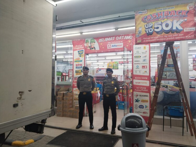 Polres Samosir terus memperkuat keamanan di wilayah hukumnya dengan melakukan patroli malam yang melibatkan personel Sat Lantas dan Sat Samapta. Patroli ini dilakukan pada Minggu malam (01/09/2024) hingga dini hari Senin (02/09/2024), dimulai pukul 22.30 WIB dan berakhir pada pukul 00.30 WIB.