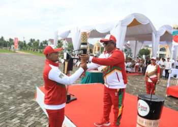 Penjabat Bupati Aceh Utara Dr Mahyuzar, MSi, memimpin upacara penyambutan kirab api Pekan Olahraga Nasional (PON) XXI Tahun 2024 Aceh – Sumut, berlangsung di lapangan upacara Landing Kecamatan Lhoksukon, Selasa, 3 September 2024.