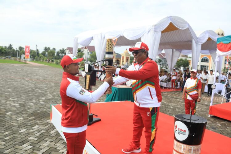 Penjabat Bupati Aceh Utara Dr Mahyuzar, MSi, memimpin upacara penyambutan kirab api Pekan Olahraga Nasional (PON) XXI Tahun 2024 Aceh – Sumut, berlangsung di lapangan upacara Landing Kecamatan Lhoksukon, Selasa, 3 September 2024.