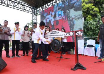 Bupati Simalungun Radiapoh Hasiholan Sinaga Membuka Secara Resmi Pasar Tani Bazar Pangan Panen Petani Simalungun Tahun 2024 di Lapangan Bola Rambung Merah, Kecamatan Siantar, Kabupaten Simalungun. Selasa (03/09/24)