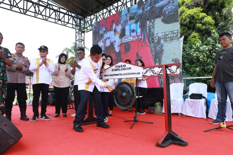 Bupati Simalungun Radiapoh Hasiholan Sinaga Membuka Secara Resmi Pasar Tani Bazar Pangan Panen Petani Simalungun Tahun 2024 di Lapangan Bola Rambung Merah, Kecamatan Siantar, Kabupaten Simalungun. Selasa (03/09/24)