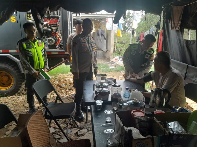 Sidokkes Polres Ogan Ilir menggelar kegiatan pemeriksaan kesehatan bagi personil yang terlibat dalam Operasi Mitigasi Karhutla 2024 di Posko Indralaya dan Pemulutan. Kegiatan ini dimulai pada pukul 08.00 WIB dan berlangsung hingga selesai, dengan tujuan memastikan kesehatan optimal para personil yang bertugas di lapangan, Senin (02/09/2024).